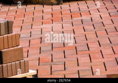 Braune Klinker Pflastersteine für die Verlegung von Wegen im Garten. Deutscher Backstein Stockfoto