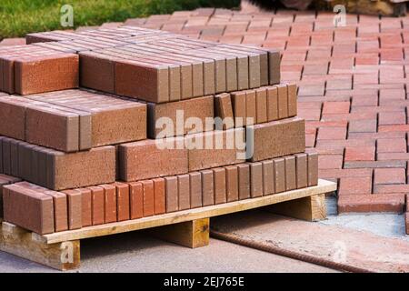 Braune Klinker Pflastersteine für die Verlegung von Wegen im Garten. Deutscher Backstein Stockfoto