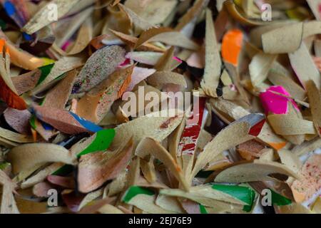 Späne von Buntstiften auf weißem Hintergrund. Makroaufnahmen. Stockfoto