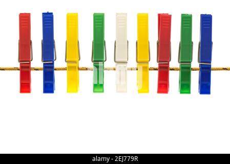 Bunte Stoffklammern auf weißem Hintergrund Stockfoto
