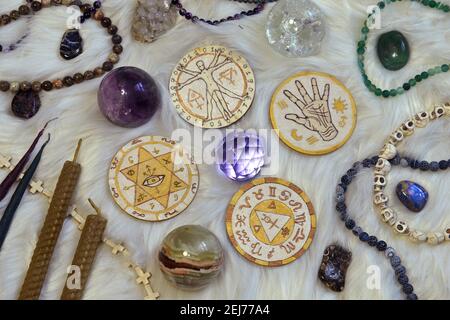 Stillleben mit magischen Ritualobjekten, Kerzen und Kristallen auf Hexentisch. Esoterischer, gotischer und okkulter Hintergrund, Halloween mystisches Konzept. Stockfoto