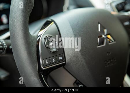 MOSKAU, RUSSLAND - 30. SEPTEMBER 2019: Leerer Innenraum des neuen SUV-Autos Mitsubishi Eclipse Cross. Fahrersitz und Lenkrad. Dunkler Salon Stockfoto