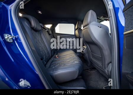 MOSKAU, RUSSLAND - 15. MÄRZ 2020: Hintere Sitzreihe im Innenraum des Blue SUV Peugeot 3008. Stockfoto