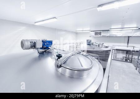 Ausrüstung Molkerei, Milchfabrik Industrie. Lager- und Verarbeitungstanks aus Edelstahl. Stockfoto