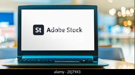 POZNAN, POL - 8. AUG 2020: Laptop-Computer mit Logo von Adobe Stock, einem Stock-Fotografie-Service im Besitz von Adobe Inc Stockfoto