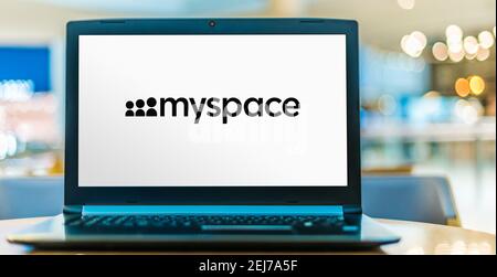 POZNAN, POL - AUG 8, 2020: Laptop-Computer mit Logo von Myspace, einem amerikanischen Social-Networking-Service Stockfoto