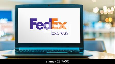 POZNAN, POL - 8. AUG 2020: Laptop-Computer mit Logo der FedEx Corporation, einem amerikanischen multinationalen Lieferdienstleistungsunternehmen mit Hauptsitz in POSEN Stockfoto