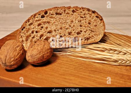 Gesundes Getreidebrot auf Holztisch braun Stockfoto