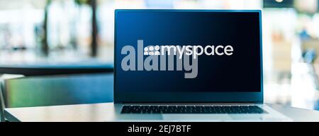 POZNAN, POL - SEP 23, 2020: Laptop-Computer mit Logo von Myspace, einem amerikanischen Social-Networking-Service Stockfoto