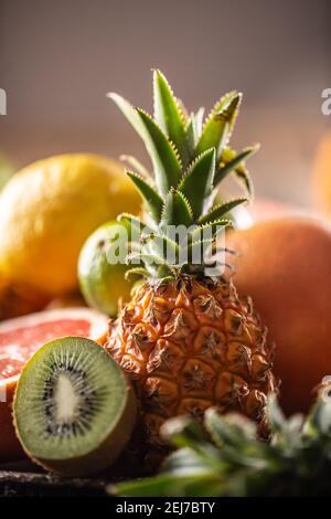 Exotische Früchte wie Ananas, Kiwi und Zitrusfrüchte im Detail. Stockfoto