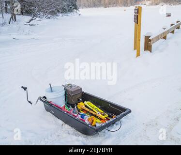 Schlitten mit Eisangeln Ausrüstung Stockfoto