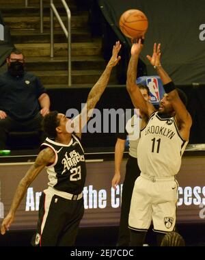 Los Angeles, Usa. Februar 2021, 21st. Die Wache von Brooklyn Nets, Kyrie Irving, schießt am Sonntag, den 21. Februar 2021, in der zweiten Hälfte im Staples Center in Los Angeles über Lou Williams, die Wache von Los Angeles Clippers. Die Netze besiegten die Clippers112-108. Foto von Jim Ruymen/UPI Kredit: UPI/Alamy Live Nachrichten Stockfoto