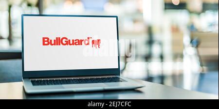 POZNAN, POL - SEP 23, 2020: Laptop-Computer mit Logo der BullGuard BullGuard Internet Security Software Stockfoto