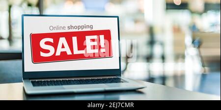 Laptop-Computer, der ein kommerzielles Verkaufsschild auf der Internet-Shopping-Website anzeigt. E-Commerce Stockfoto