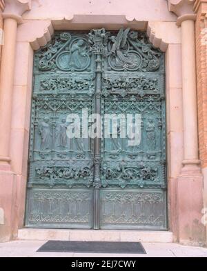 PUERTA DE HIERRO DE LA UNIVERSIDAD DE COMILLAS. Ort: UNIVERSIDAD PONTIFICIA. Comillas. Kantabrien. SPANIEN. Stockfoto