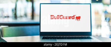 POZNAN, POL - SEP 23, 2020: Laptop-Computer mit Logo der BullGuard BullGuard Internet Security Software Stockfoto