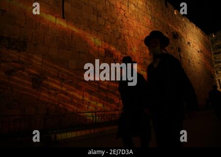 Jerusalem. Februar 2021, 21st. Am 21. Februar 2021 wird über der Mauer der Jerusalemer Altstadt eine Lichtshow im Rahmen der „Follow the Lights“-Veranstaltung ausgestellt, die von Jerusalems Stadtverwaltung inmitten der COVID-19-Pandemie gestartet wurde. Kredit: Muammar Awad/Xinhua/Alamy Live Nachrichten Stockfoto