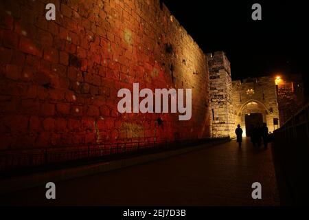 Jerusalem. Februar 2021, 21st. Am 21. Februar 2021 wird über der Mauer der Jerusalemer Altstadt eine Lichtshow im Rahmen der „Follow the Lights“-Veranstaltung ausgestellt, die von Jerusalems Stadtverwaltung inmitten der COVID-19-Pandemie gestartet wurde. Kredit: Muammar Awad/Xinhua/Alamy Live Nachrichten Stockfoto