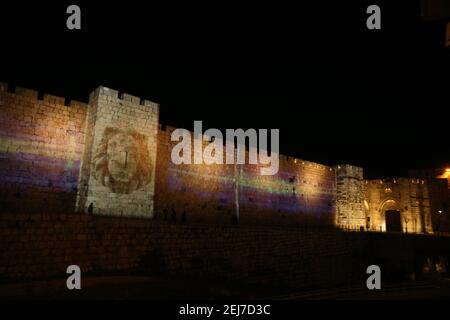 Jerusalem. Februar 2021, 21st. Am 21. Februar 2021 wird über der Mauer der Jerusalemer Altstadt eine Lichtshow im Rahmen der „Follow the Lights“-Veranstaltung ausgestellt, die von Jerusalems Stadtverwaltung inmitten der COVID-19-Pandemie gestartet wurde. Kredit: Muammar Awad/Xinhua/Alamy Live Nachrichten Stockfoto