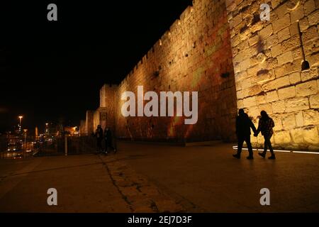 Jerusalem. Februar 2021, 21st. Am 21. Februar 2021 wird über der Mauer der Jerusalemer Altstadt eine Lichtshow im Rahmen der „Follow the Lights“-Veranstaltung ausgestellt, die von Jerusalems Stadtverwaltung inmitten der COVID-19-Pandemie gestartet wurde. Kredit: Muammar Awad/Xinhua/Alamy Live Nachrichten Stockfoto