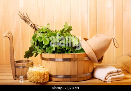 Verschiedene Saunazubehör in einer Holzsauna Stockfoto