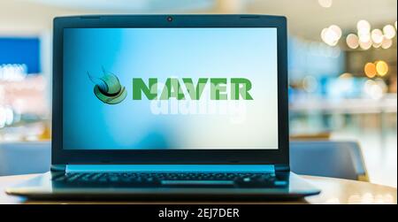 POZNAN, POL - 8. AUG 2020: Laptop-Computer mit Logo von Naver, einer südkoreanischen Online-Plattform, die von der Naver Corporation betrieben wird. Stockfoto