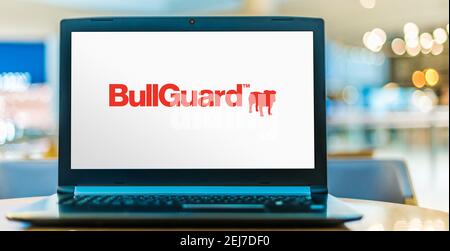 POZNAN, POL - SEP 23, 2020: Laptop-Computer mit Logo der BullGuard BullGuard Internet Security Software Stockfoto