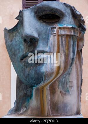 Eine zeitgenössische Skulptur des polnischen Künstlers Igor Mitoraj, Piazza Mignanelli, Rom, Italien Stockfoto