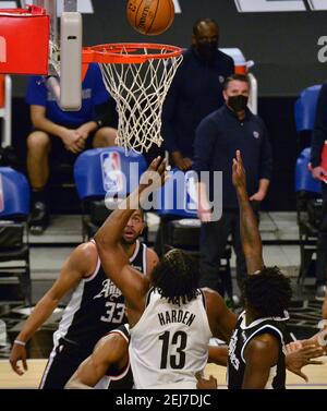 Los Angeles, Usa. Februar 2021, 22nd. James Harden, Wache von Brooklyn Nets, punktet in der zweiten Halbzeit im Staples Center in Los Angeles am Sonntag, den 21. Februar 2021 mit drei Verteidigern von Los Angeles Clippers in der Farbe. Die Netze besiegten die Clippers112-108. Foto von Jim Ruymen/UPI Kredit: UPI/Alamy Live Nachrichten Stockfoto