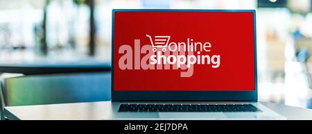 Laptop-Computer mit Online-Shopping-Logo. E-Commerce Stockfoto