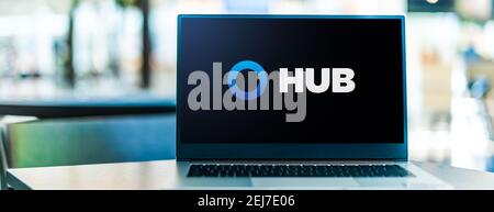 POSEN, POL - SEP 23, 2020: Laptop-Computer mit Logo von HUB International, einem Versicherungsmakler Stockfoto