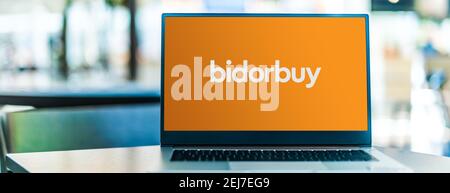 POZNAN, POL - SEP 23, 2020: Laptop-Computer mit Logo von bidorbuy, einer E-Commerce-Website Stockfoto