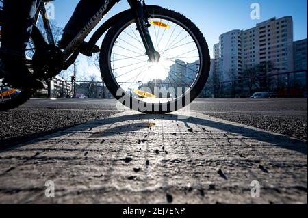 Berlin, Deutschland. Februar 2021, 22nd. Die Sonne scheint durch die Speichen eines Fahrrads in Berlin-Schöneberg. Quelle: Fabian Sommer/dpa/Alamy Live News Stockfoto