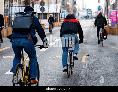 Berlin, Deutschland. Februar 2021, 22nd. Pendler fahren am Morgen mit dem Fahrrad entlang der Friedrichstraße, die in eine Fahrradspur umgewandelt wurde. Quelle: Fabian Sommer/dpa/Alamy Live News Stockfoto