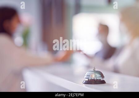 Rezeptionist, der in einem Hotel arbeitet Stockfoto