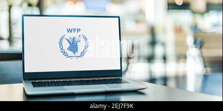 POZNAN, POL - 12. NOV 2020: Laptop-Computer mit Logo des Welternährungsprogramms (WFP), der Nahrungsmittelhilfe-Abteilung der Vereinten Nationen Stockfoto