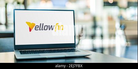POZNAN, POL - 12. NOV 2020: Laptop-Computer mit Logo von Yellowfin, einer Business Intelligence-Plattform Stockfoto