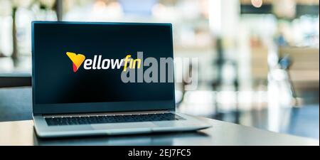 POZNAN, POL - 12. NOV 2020: Laptop-Computer mit Logo von Yellowfin, einer Business Intelligence-Plattform Stockfoto