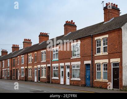 Loughborough, Leicestershire, England, Großbritannien. Typische Innenstadtterrassenhäuser, die ursprünglich für die Arbeiterklasse gebaut wurden Stockfoto