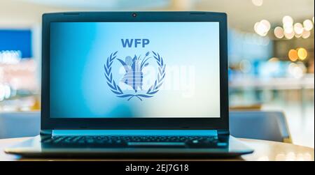 POZNAN, POL - 12. NOV 2020: Laptop-Computer mit Logo des Welternährungsprogramms (WFP), der Nahrungsmittelhilfe-Abteilung der Vereinten Nationen Stockfoto