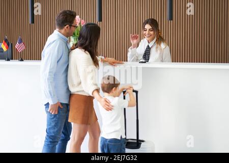 Bild der Familie, die im Hotel eincheckte Stockfoto