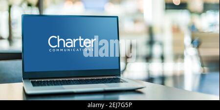 POZNAN, POL - NOV 12, 2020: Laptop-Computer mit Logo von Charter Communications, einem Telekommunikations- und Massenmedien-Unternehmen mit Dienstleistungsmarke Stockfoto