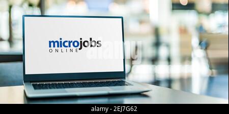 Laptop-Computer mit dem Schild 'micro Jobs online' Stockfoto