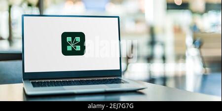 POZNAN, POL - 12. NOVEMBER 2020: Laptop-Computer mit Logo von Adobe Connect, einer Software-Suite für Fernschulungen, Webkonferenzen, Präsentationen, Stockfoto