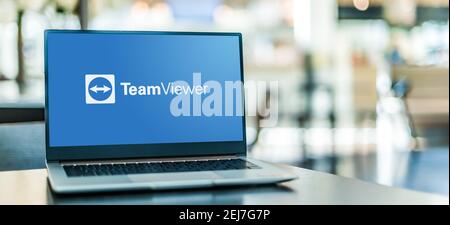 POZNAN, POL - NOV 12, 2020: Laptop-Computer mit Logo von TeamViewer, einer Anwendung für Fernsteuerung, Desktop-Sharing, Online-Meetings, Web Co Stockfoto