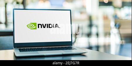 POZNAN, POL - 12. NOV 2020: Laptop-Computer mit Logo von Nvidia, einem amerikanischen multinationalen Technologieunternehmen Stockfoto