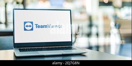 POZNAN, POL - NOV 12, 2020: Laptop-Computer mit Logo von TeamViewer, einer Anwendung für Fernsteuerung, Desktop-Sharing, Online-Meetings, Web Co Stockfoto