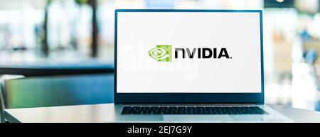 POZNAN, POL - 12. NOV 2020: Laptop-Computer mit Logo von Nvidia, einem amerikanischen multinationalen Technologieunternehmen Stockfoto