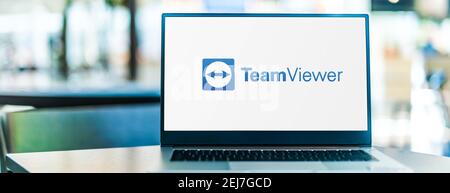POZNAN, POL - NOV 12, 2020: Laptop-Computer mit Logo von TeamViewer, einer Anwendung für Fernsteuerung, Desktop-Sharing, Online-Meetings, Web Co Stockfoto