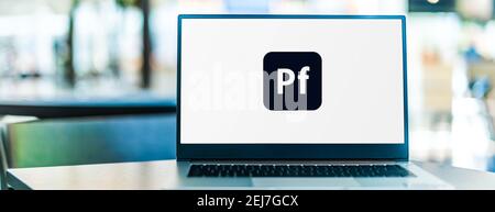 POZNAN, POL - 12. NOVEMBER 2020: Laptop-Computer mit Logo von Adobe Portfolio Stockfoto